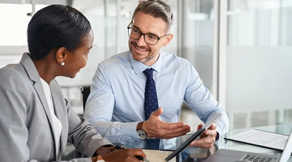 Consultants qui discutent de paiements