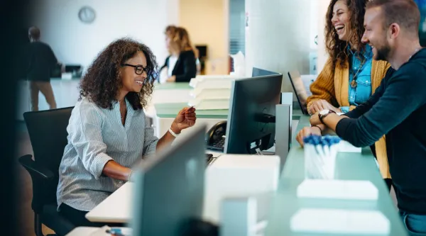 Berater sitzen an ihren Schreibtischen und arbeitenBerater sitzen an ihren Schreibtischen und…