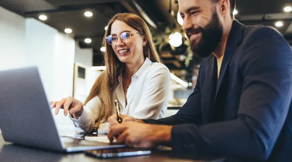 Zwei IT-Sicherheitsexpertin sitzen vor einem Laptop