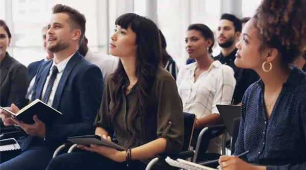 Des clients qui suivent les conférences CGI au WAICF