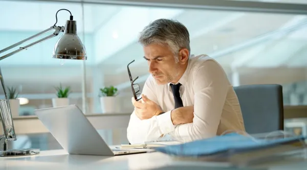 Geschäftsmann prüft nächste Schritte zur NIS2-Konformität und Cybersicherheit im Unternehmen