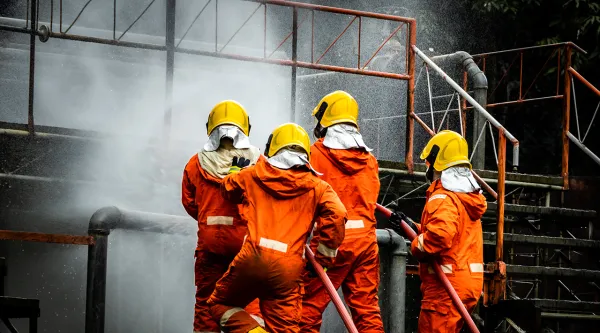 Feuerwehrleute beim Löschen