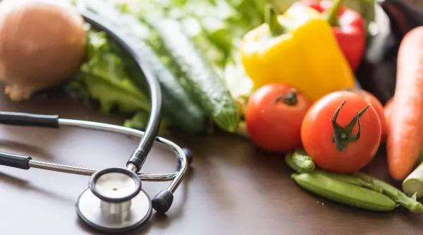 grönsaker och stetoskop på ett bord