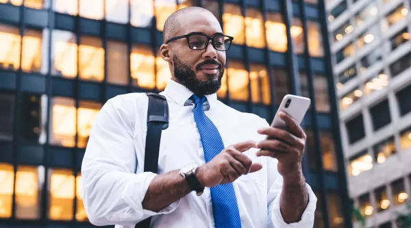 consultant sur un téléphone mobile