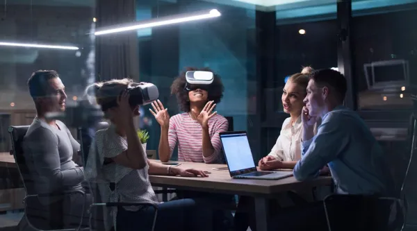 des personnes en train de porter un casque virtuel