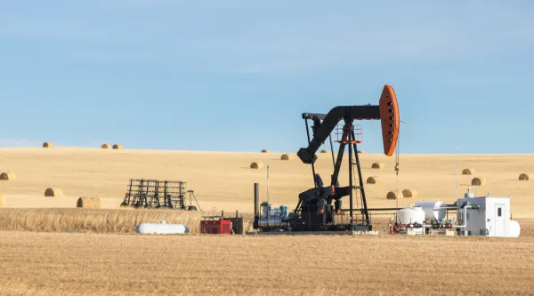 Ölpumpe in einer Wüstenlandschaft