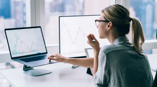 Naisjohtaja tarkastelee analytiikkaa