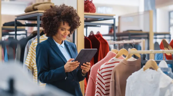 Une femme achète des vêtements dans un magasin spécialisé