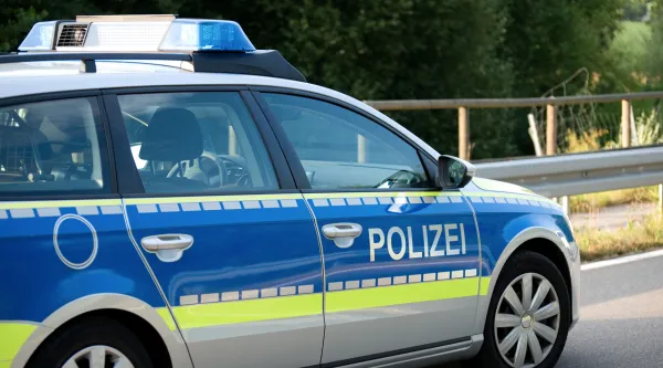Deutsches Polizeiauto von der Seite zu sehen mit der Aufdruck Polizei