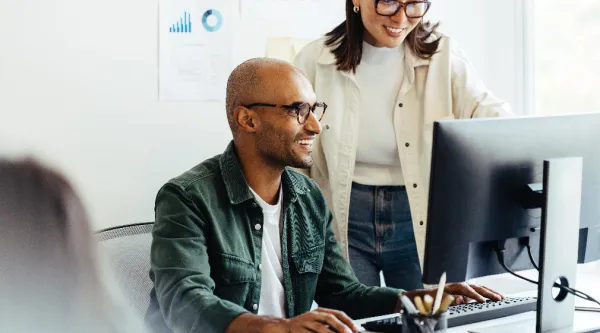 deux personnes consultant un ordinateur