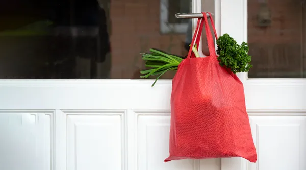 Ruokakassi roikkuu ovessa