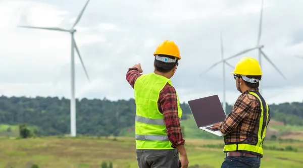 Ingenjörer inspekterar vindkraftverk