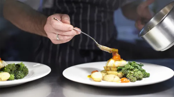 Un chef en train de cuisiner