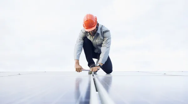 Man montiert eine Solaranlage