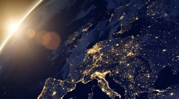 Kuvituskuvassa Eurooppa yöllä avaruudesta kuvattuna