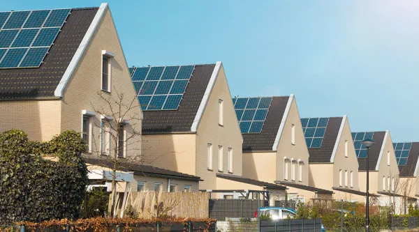 Solarpaneele auf den Dächern einer Häuserreihe