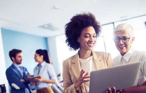 Deux femmes en train de consulter une tablette