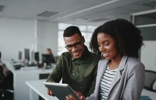 Deux personnes en train de sourire