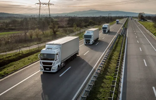 Lastebiler på motorvei, representerer flåte- og mobilitetsbetalinger.