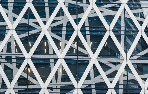 Abstrakte Gebäudefassade aus Stahl und Glas