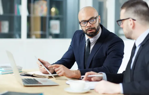 un homme explique à son collègue des statistiques