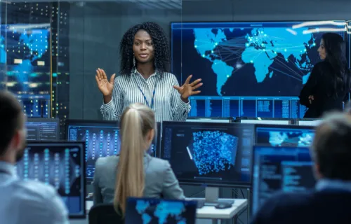 L'ingenieur en chef du projet organise un briefing pour une equipe de scientifiques qui…