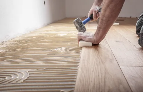 une personne bricolant