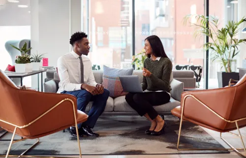 Deux personnes discutent ai sein d'un espace ouvert 