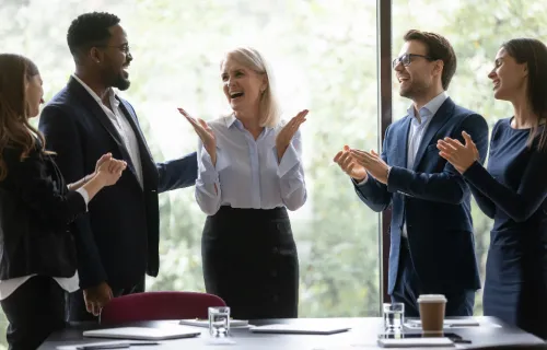 Équipe de professionnels réunis autour d'une initiative collaborative.