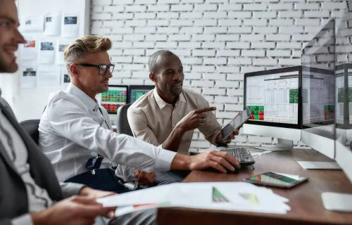 3 personnes travaillent devant un ordinateur IA Banque