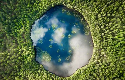 Kuvituskuvassa ilmakuva pyöreästä järvestä, joka muisuttaa maapalloa