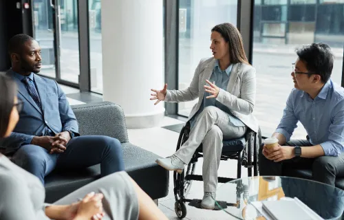 Groupe diversifié de professionnels réunis dans le hall d’un bureau