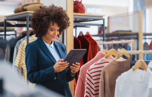 Kuvituskuva: nainen tekee ostoksia kauppakeskuksessa