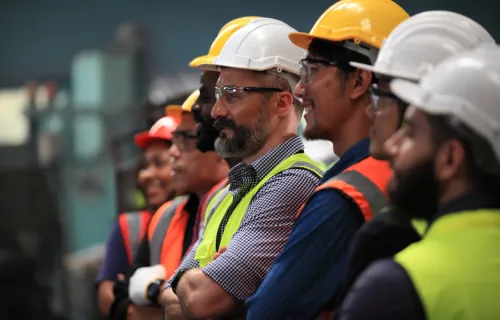 Groupe d’ingénieurs en tenue de sécurité sur un site industriel