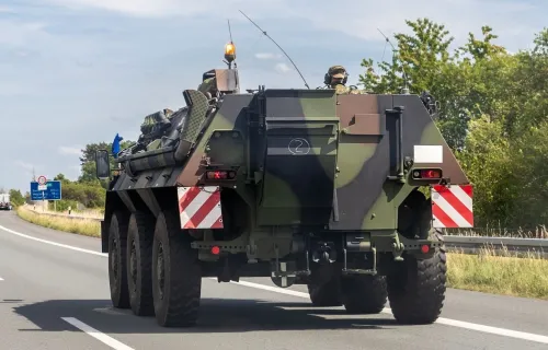 Bundeswehr-Schützenpanzer Fuchs auf einer Autobahn während eines Militärkonvois.