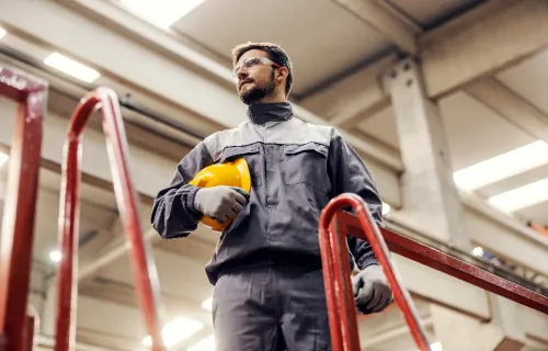 Un homme qui travaille dans l'industrie 