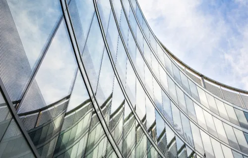Un bâtiment moderne en verre avec une architecture circulaire