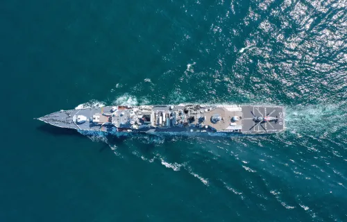 Luftaufnahme eines Marineschiffes auf hoher See