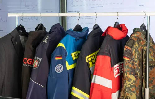 Verschiedene Uniformen nebeneinander aufgehangen