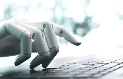 Roboterhand tippt auf Keyboard