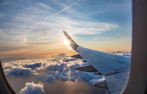 Kuvituskuva: näkymä lentokoneesta pilvien yläpuolella. Agentforce World Tour Helsinki.