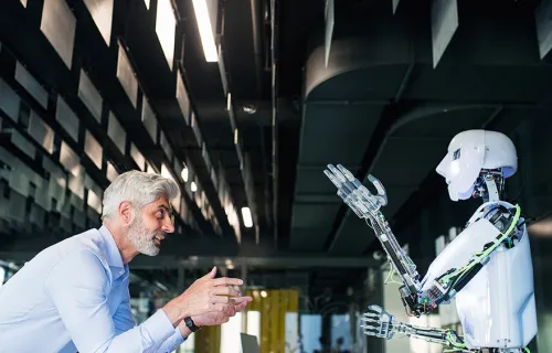 En vetenskapsman som talar med en robot AI