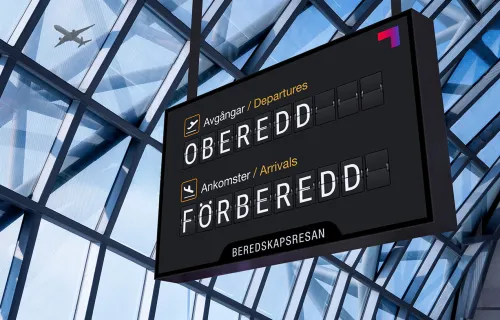 En flippbar skylt på en flygplats som visar texten avgående ofröberedd och ankommande förberedd
