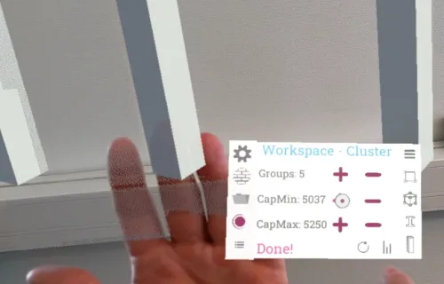 Hand som är vänd mot personen medan andra handen pekar på en skylt fylld av text när personen tittar genom VR-glasögon