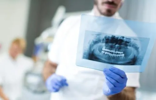 En tannlege med et røntgenbilde