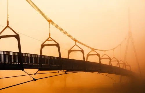 Kuvituskuva: silta auringonlaskun maisemassa