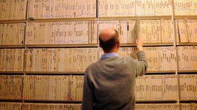 un employé de la British Library examine enregistrements de bobine à bobine que le dira de CGI…