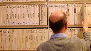 un employé de la British Library examine enregistrements de bobine à bobine que le dira de CGI…