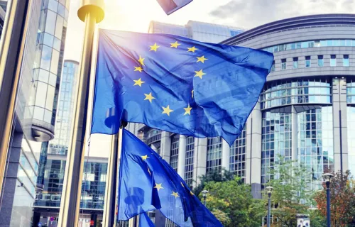 Drapeau de l'Union européenne agitant devant les bâtiments de Bruxelles