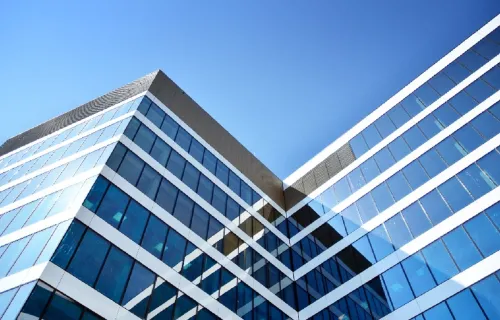Bürogebäude mit blauem Himmel
